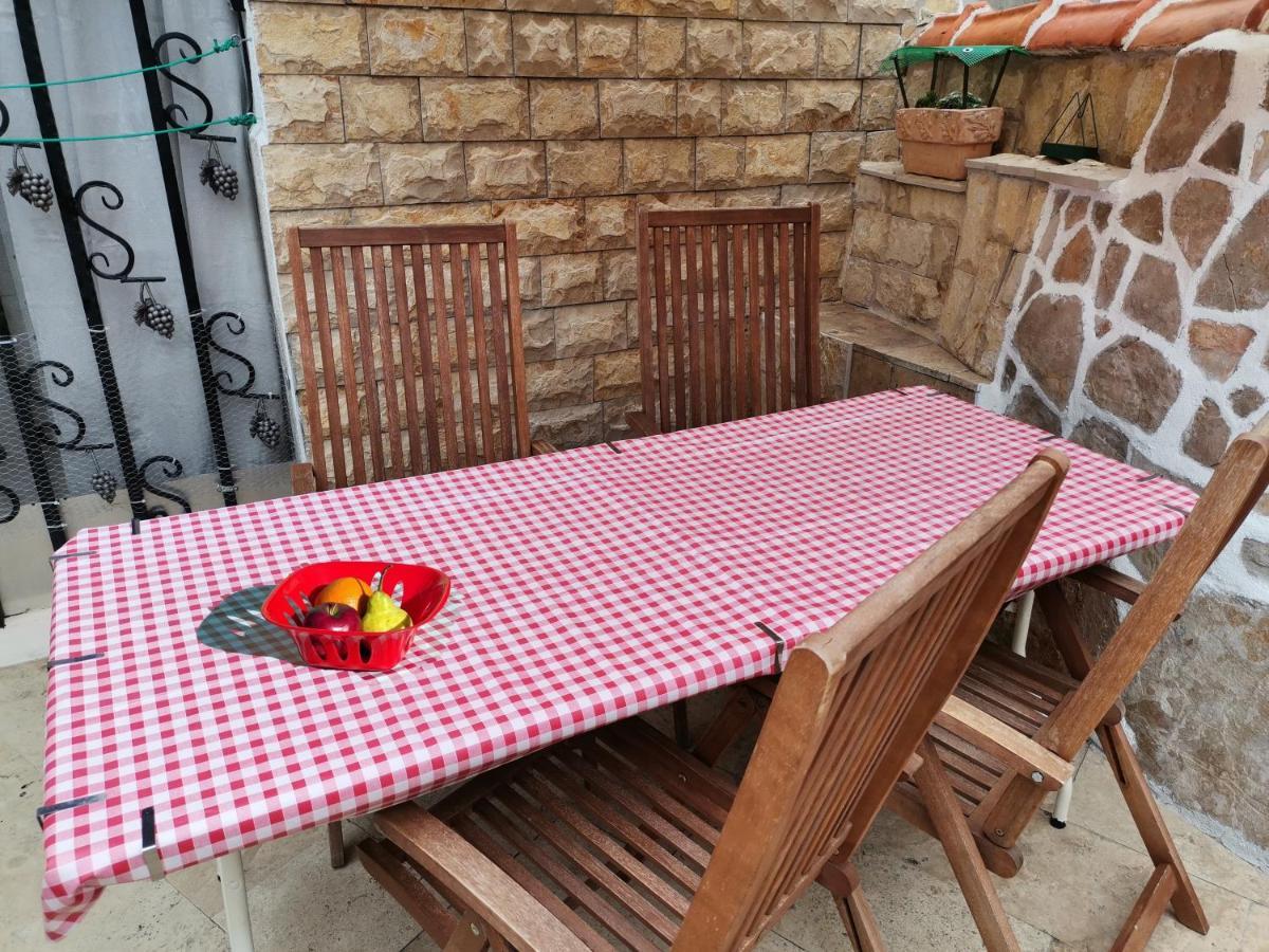 Apartment Alena With Terrace And Garden Center Jelsa Jelsa  Exterior foto